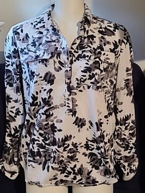 New York & Company Women’s Black and White Abstract Floral Shirt Size Small